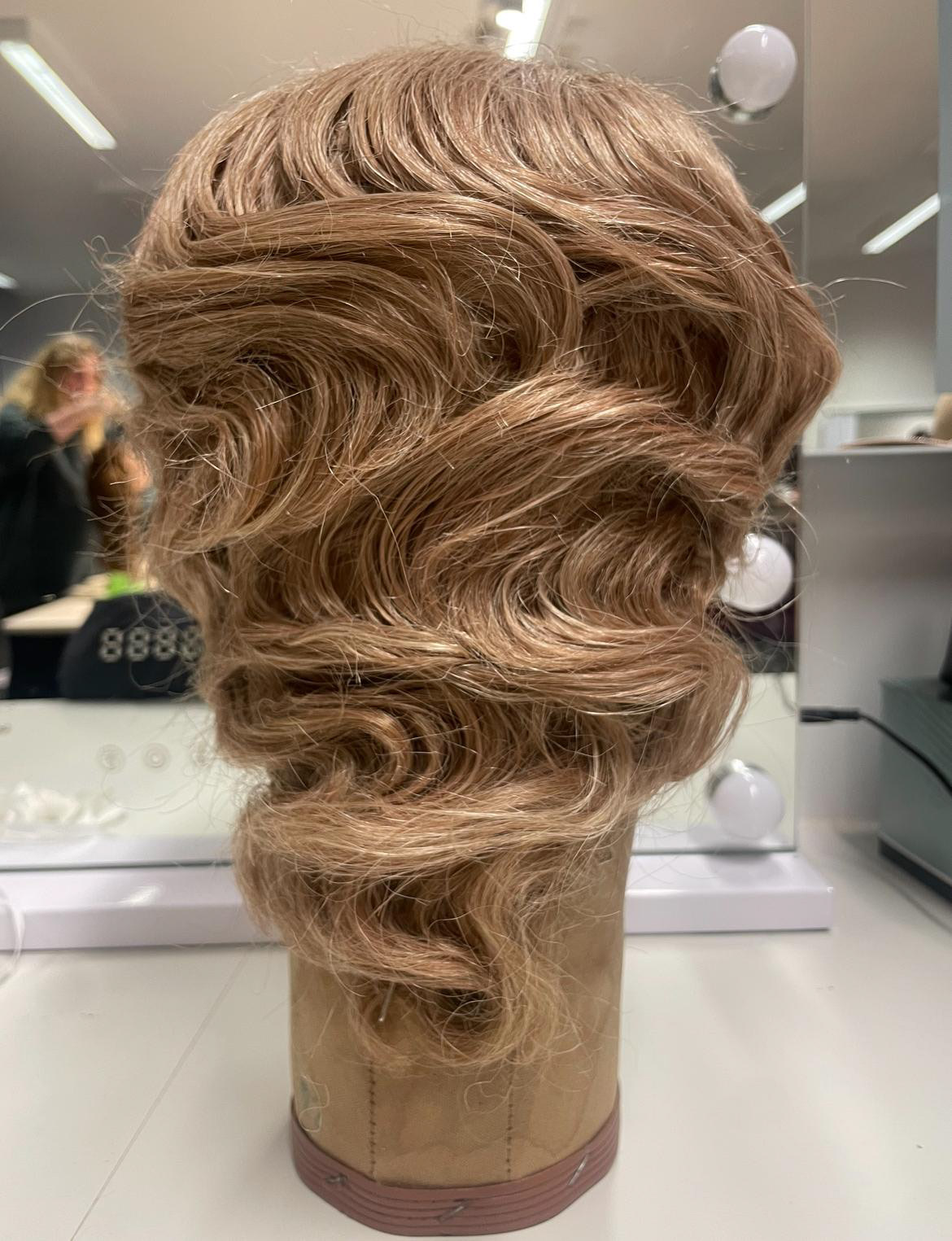 Light brown wavy wig